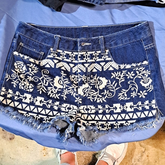 Design lab 27 embroidery jean shorts nwot - Picture 1 of 2